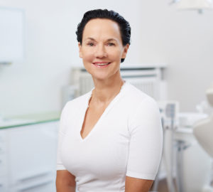 Keramikimplantat-Hamburg-Dr-Babette-Klein-Oralchirurgie-Portrait-1